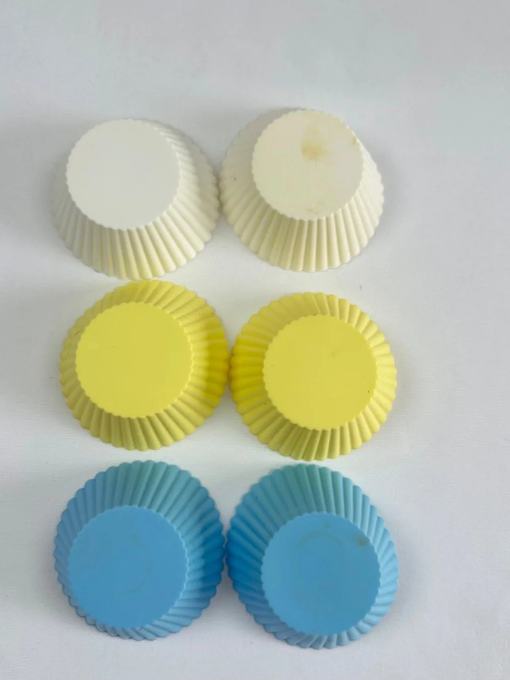 Speckled Blue Cupcake Pan  Removable Silicone Cups  Blue, Yellow, White 6 Cups
